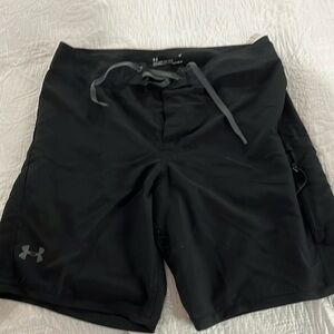 Men’s shorts Under Armour HeatGear loose fitting. Excellent condition.